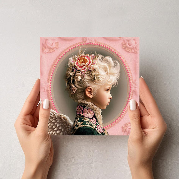 Mock-up van de Mozes engelkaart, met een jongen in barokke jas, roze rozen en zachte engelenvleugels, vastgehouden door twee handen tegen een lichte achtergrond.