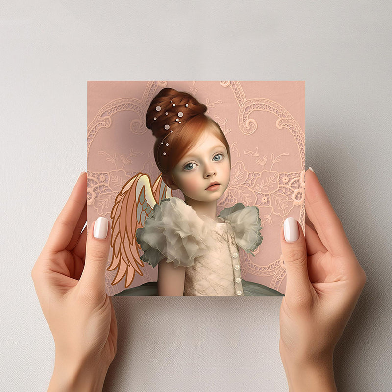 Mock-up van de Sophia engelkaart, met een meisje in poederroze pastelkleuren en zachte engelenvleugels, vastgehouden door twee handen tegen een lichte achtergrond.