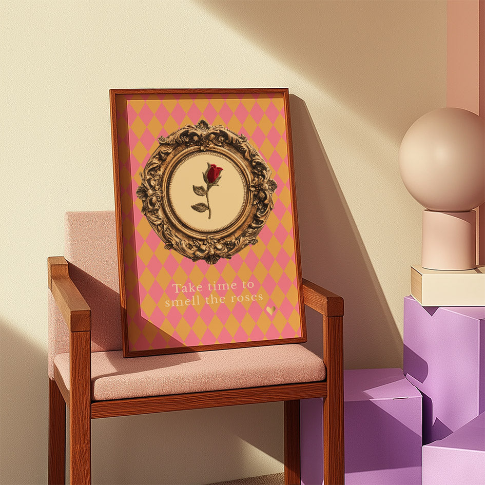Ingelijste quote-poster met roze patroon en roos op retro stoel.