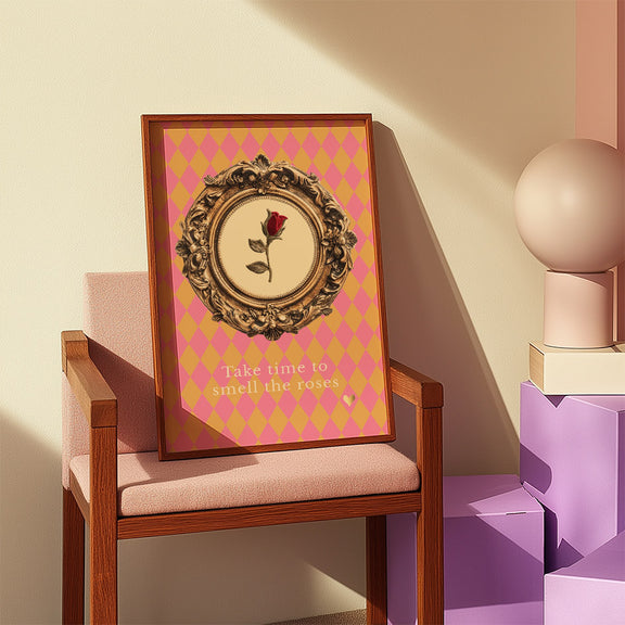 Ingelijste quote-poster met roze patroon en roos op retro stoel.