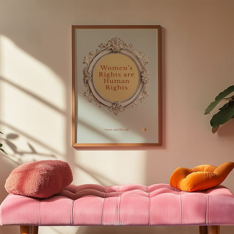 Ingelijste quote-poster boven roze bank in warm interieur
