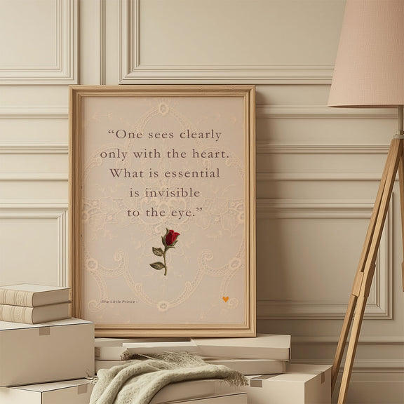Fine art quote print The Little Prince – warme wanddecoratie met houten lijst, subtiele roos en tijdloze boodschap over liefde en hart.
