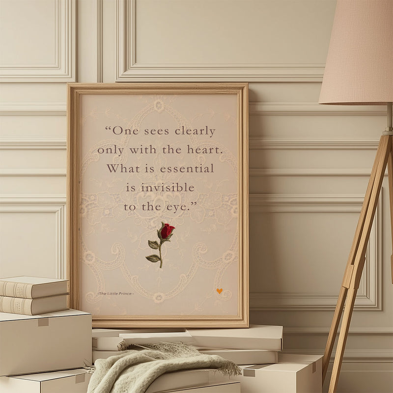 Fine art quote print The Little Prince – warme wanddecoratie met houten lijst, subtiele roos en tijdloze boodschap over liefde en hart.