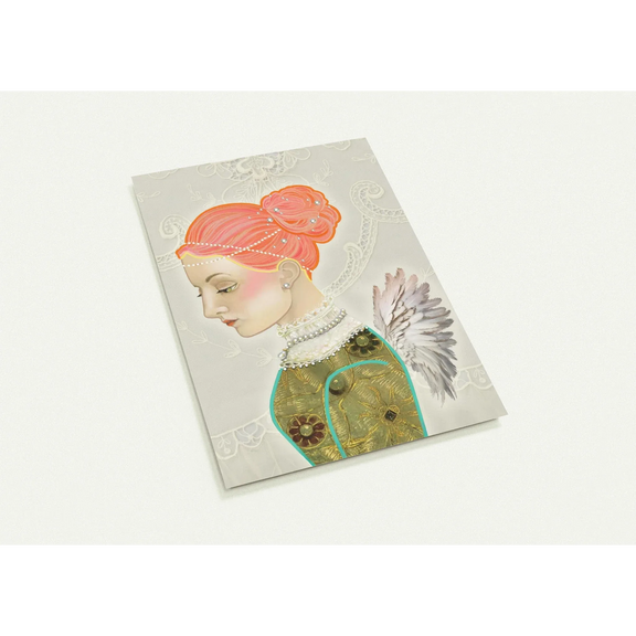 Elegante engel met rood opgestoken haar en groene geborduurde jurk met parels, in verfijnde historische stijl
